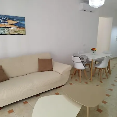 Cozy By The Sea With Terrace Διαμέρισμα