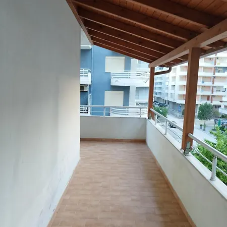 Cozy By The Sea With Terrace דירה