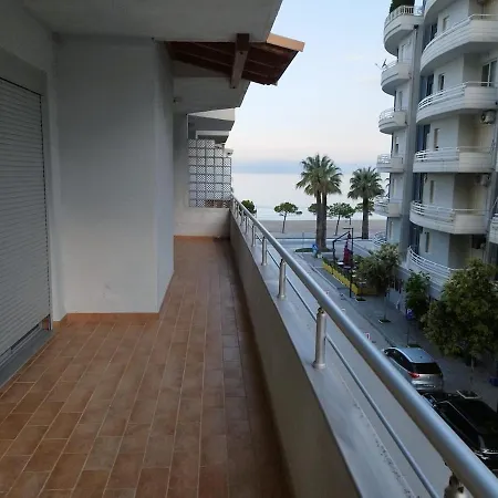 Cozy By The Sea With Terrace דירה *